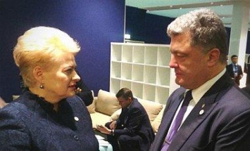 Порошенко в Париже призвал продлить санкции против России