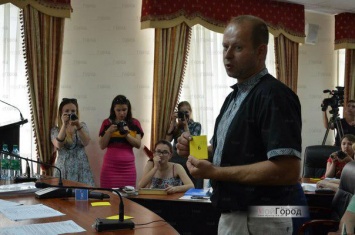 Думенко заявил, что на районные организации "УКРОПА", которые передумали выражать недоверие Сторчеусу, давят