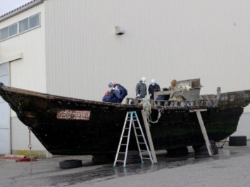 К берегам Японии прибило 11 лодок с трупами