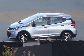 Chevrolet Bolt 2017 замечен в Палм-Спрингс во время фотосессии