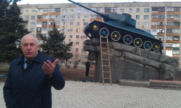 В Лисичанске опять перекрасили танк