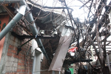 В Запорожье 20 пожарных тушили загоревшуюся крышу