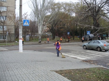 Коммунальные службы приводят в порядок центр Николаева после непогоды