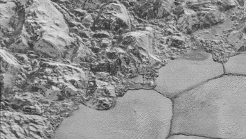 NASA показало сверхточные снимки Плутона