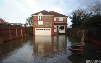 Наводнение в Англии и Шотландии: Спасатели заявляют о беспрецедентной ситуации