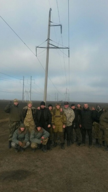 "Правый сектор" не позволил ремонтникам запустить ЛЭП "Каховская-Титан"