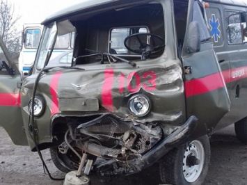 Автомобиль скорой помощи столкнулся с грузовиком в Хмельницкой области