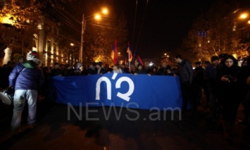 В Ереване проходит шествие оппозиции против признания результатов конституционного референдума