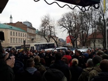 Две акции протеста начались под Львовской ОГА