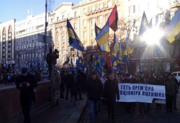 В Киеве митингующие за отставку Премьера перекрыли улицу