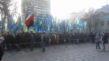 У стен Верховной Рады люди требуют отставки Яценюка