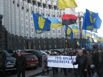 Под Верховной Радой требовали арест Яценюка