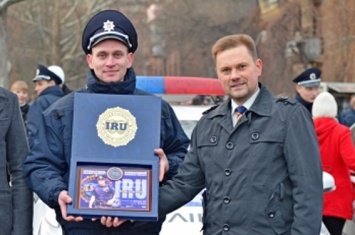 Международный исследовательский университет наградил николаевских полицейских-отличников