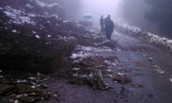 В Закарпатье из-за дождей обрушилась бетонная подпорная стена вдоль автодороги