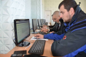 На Луганщине кандидаты в патрульную полицию сдают тесты (фото)