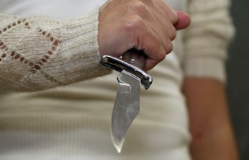 В Кривом Роге простые граждане задержали женщину, которая напала с ножом на магазин