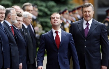 Медведев требует от Украины "долги Януковича"