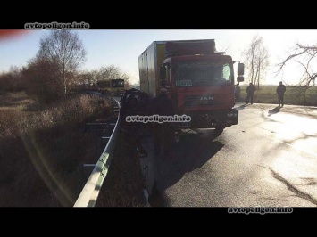 ДТП под Киевом: в столкновении Smart с грузовиком Renault. ФОТО