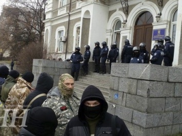 Возле Апелляционного суда в Кировограде собрались активисты "Правого сектора" и правоохранители