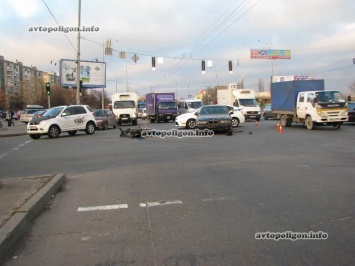 ДТП в Киеве: на Братиславской не разминулись Mercedes, BMW и мотоцикл. ФОТО