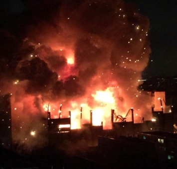 На заводе в Москве произошел крупный пожар