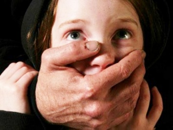 На Киевщине случайная прохожая помешала педофилу изнасиловать ребенка