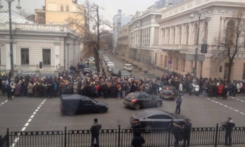 В Киеве митингующие перекрывали ул. Грушевского