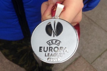 Форвард «Днепра» Зозуля продает медаль финалиста Лиги Европы, чтобы помочь армии