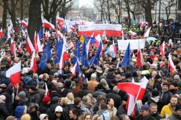 В Варшаве 50 тысяч человек вышли на манифестацию против действий власти