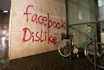 В Гамбурге закидали камнями офис Facebook