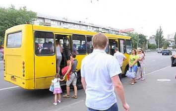 Николаевцы жалуются на маршрутчиков, которые устраивают гонки и "выбрасывают" пассажиров на ходу