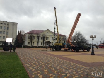 В Борисполе начали устанавливать главную елку