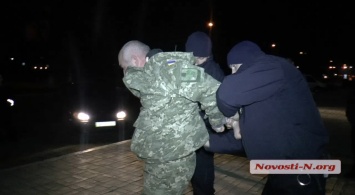 Пьяные военные угрожали ножом парню на автовокзале в Николаеве