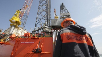 Корабли РФ заставили турецкое судно пропустить буровые установки в воды России