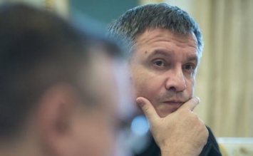 На заседании Нацсовета реформ Аваков плеснул Саакашвили водой в лицо