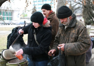 Киевских бездомных кормят тушенкой и икрой