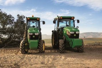 John Deere представил два новых трактора