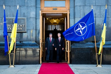 Порошенко завтра проведет встречу с генсеком НАТО, - корреспондент