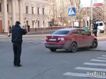 Полицейские штрафовали водителей за неправильную парковку возле мэрии Николаева
