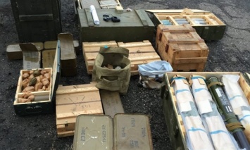 В Луганской обл. на заброшенном складе обнаружили тайник с гранатометами и боеприпасами