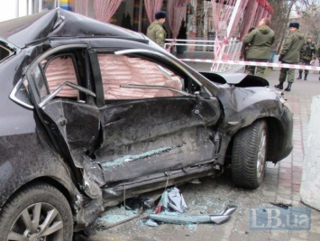 В Киеве сдвинувшийся из-за аварии бетонный блок раздавил ногу случайному прохожему
