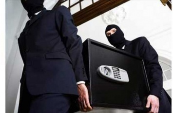 Полиция ищет бандитов, которые украли сейф с валютой