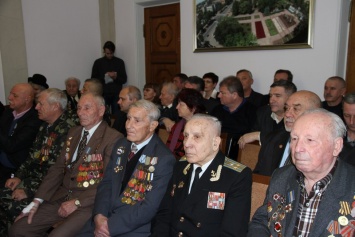 Мэр Николаева вручил памятные медали ветеранам Второй мировой войны и войны в Афганистане