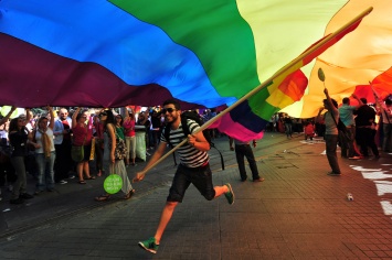 Парламент Греции легализовал однополые союзы