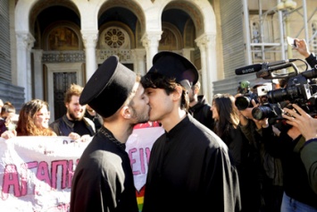 Парламент Греции легализовал однополые браки
