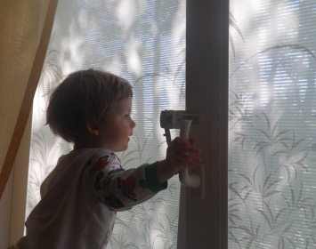 В Запорожье из окна выпал 4-летний малыш