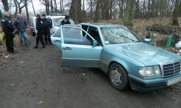 В Киеве из автомобиля изъяли 5 пистолетов и каннабис