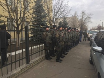 Суд, где выбирают Г.Корбану меру пресечения, усиленно охраняют