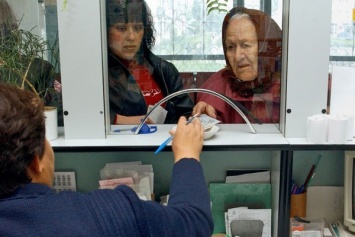 Порошенко подписал закон, позволяющий в январе 2016 года выплатить пенсии без задержек