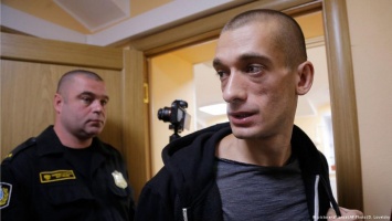 Суд отказался освободить художника Павленского